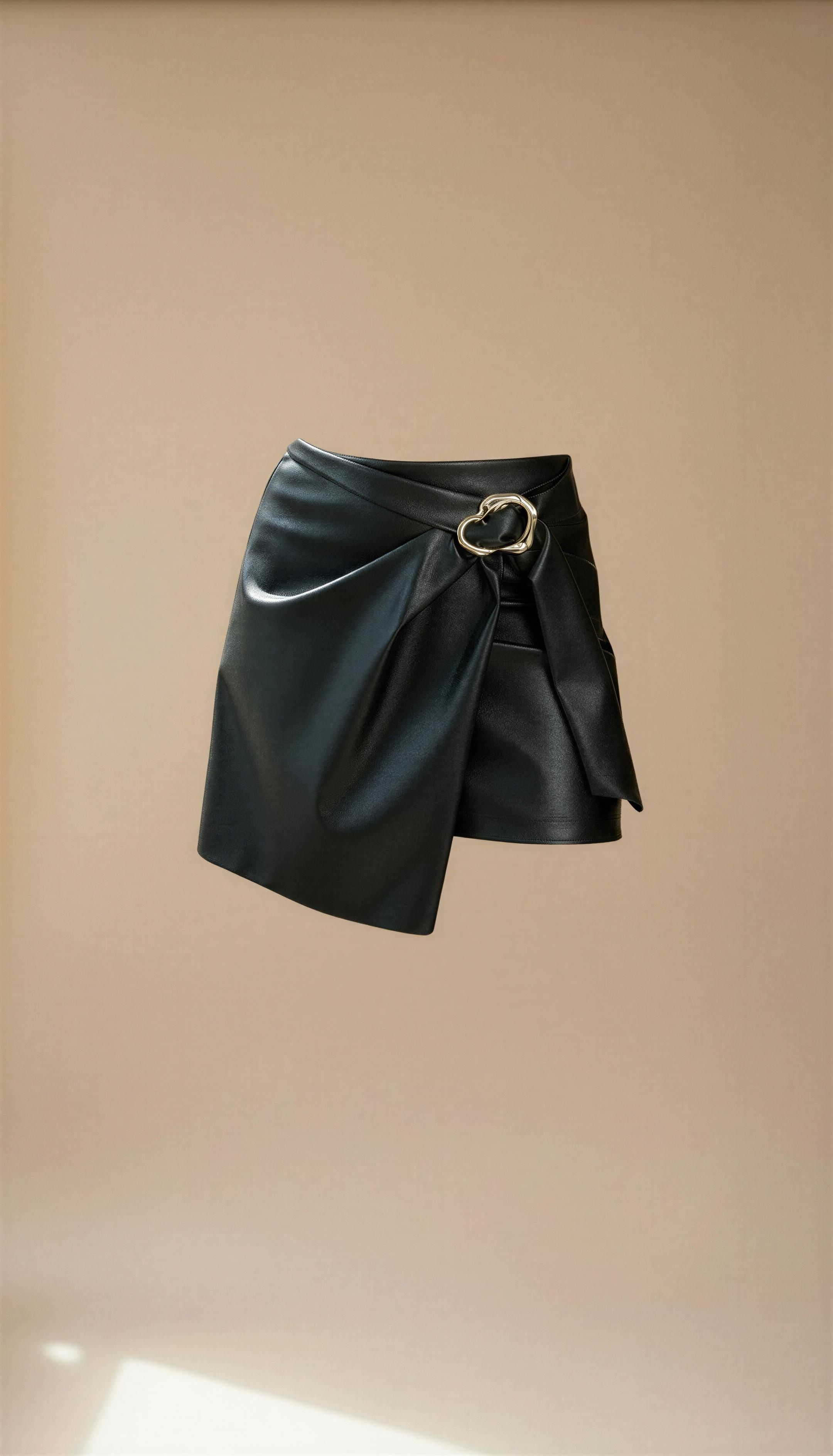 Falda mini efecto piel con hebilla dorada